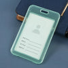 Porta identificación de plástico transparente con inserto blanco y silueta de una persona, sujeto a un cordón azul oscuro.