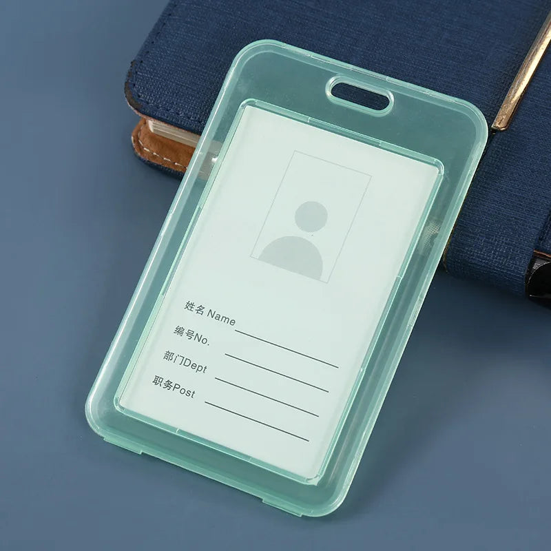 Porta identificación de plástico transparente con inserto blanco y silueta de una persona, sujeto a un cordón azul oscuro.