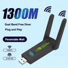 محول USB غطس حر وشعاع مزدوج باللون الأسود مع هوائي موصل بمنفذ حاسوب.