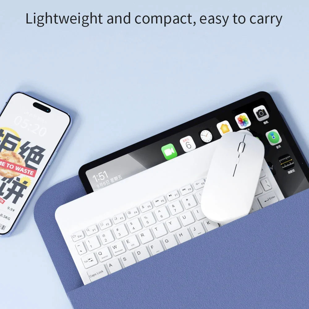Un clavier et une souris universels Bluetooth légers et compacts posés sur un cahier bleu.