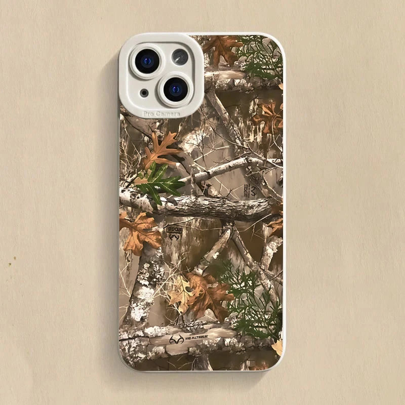 Coque de téléphone en silicone pour iPhone avec motif camouflage de forêt, branches d'arbres et feuilles d'automne.