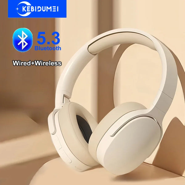 Ein Paar weiße Bluetooth 5.3 kabellose Gaming-Kopfhörer in einem Studio-Setting.