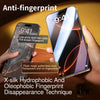Eine Hand hält ein iPhone mit einem Schutzfilm und demonstriert die Anti-Fingerabdruck-Entfernungstechnik.