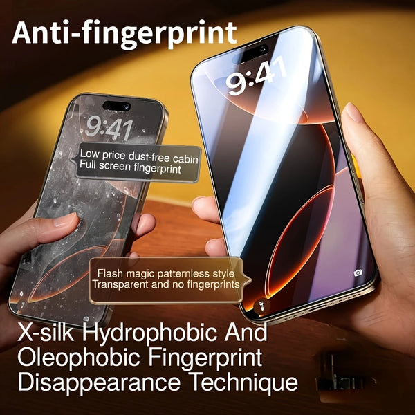 Une main tient un iPhone affichant un protecteur d'écran, démontrant la technique de disparition des empreintes digitales.