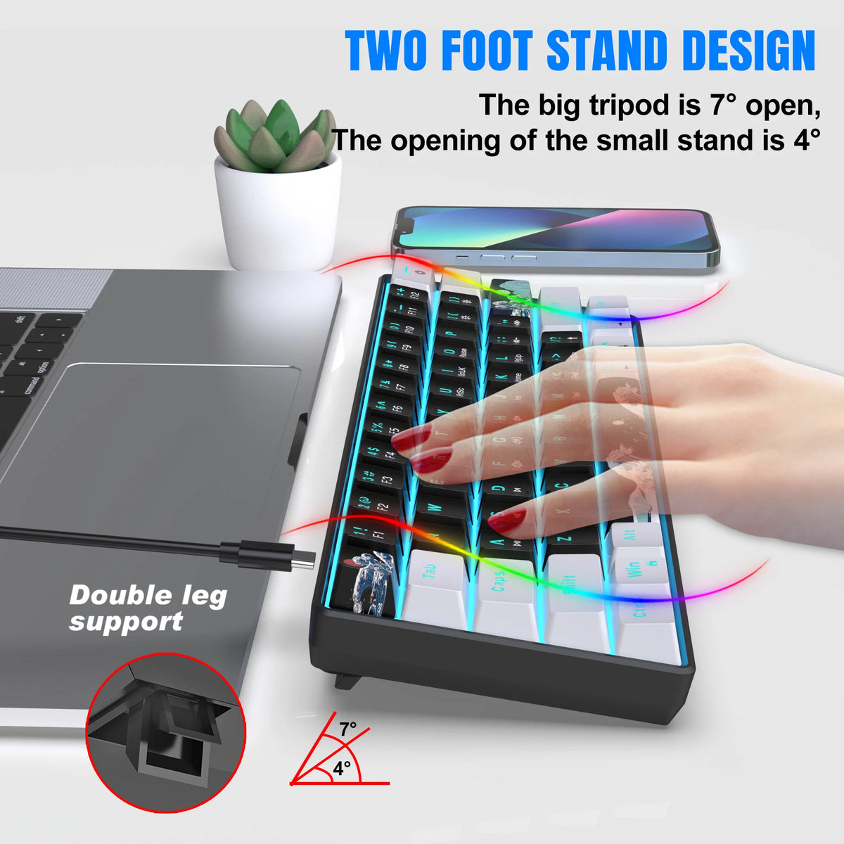 Gros plan d'un clavier de jeu mécanique compact avec un support de deux pieds et une main qui tape dessus.