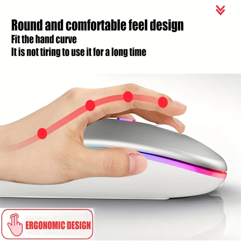 Eine Hand hält eine silberne ergonomische kabellose Gaming-Maus mit RGB-Hintergrundbeleuchtung und demonstriert ihre bequeme 