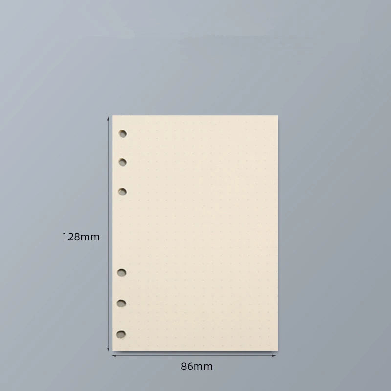 Un cuaderno de hojas sueltas rectangular, beige claro, con agujeros perforados en el borde izquierdo, sobre fondo gris.