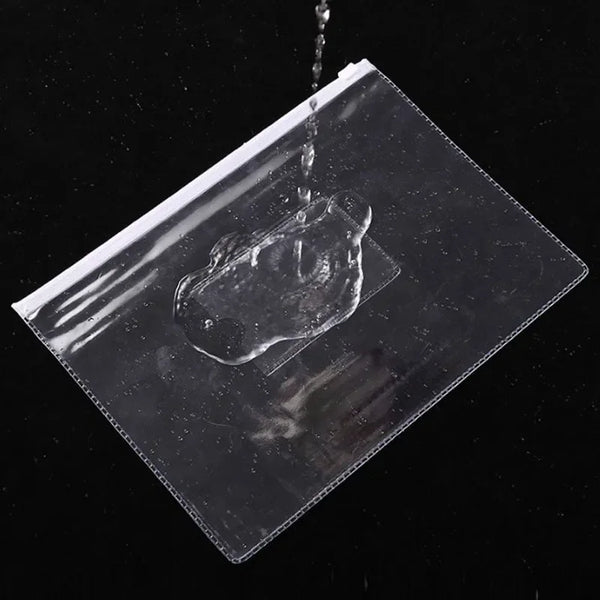 Ein durchsichtiger Plastik-Dokumentenordnerbeutel wird mit Flüssigkeit gefüllt.