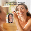 Una mujer usando un dispositivo de maquillaje manos libres para aplicarse el maquillaje.