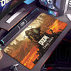 حصيرة مكتب للألعاب بتصميم Doom The Dark Ages موضوعة على سطح مكتب داكن.