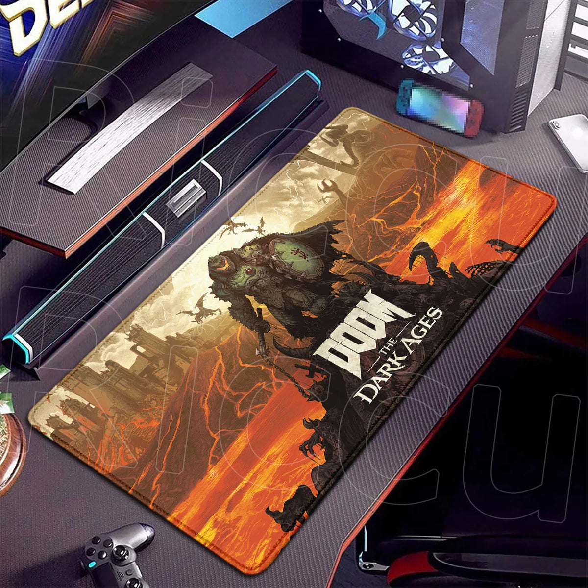 حصيرة مكتب للألعاب بتصميم Doom The Dark Ages موضوعة على سطح مكتب داكن.