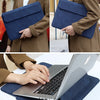 Brauner Leder-Laptop-Sleeve wird zum Schutz eines silbernen MacBooks verwendet.