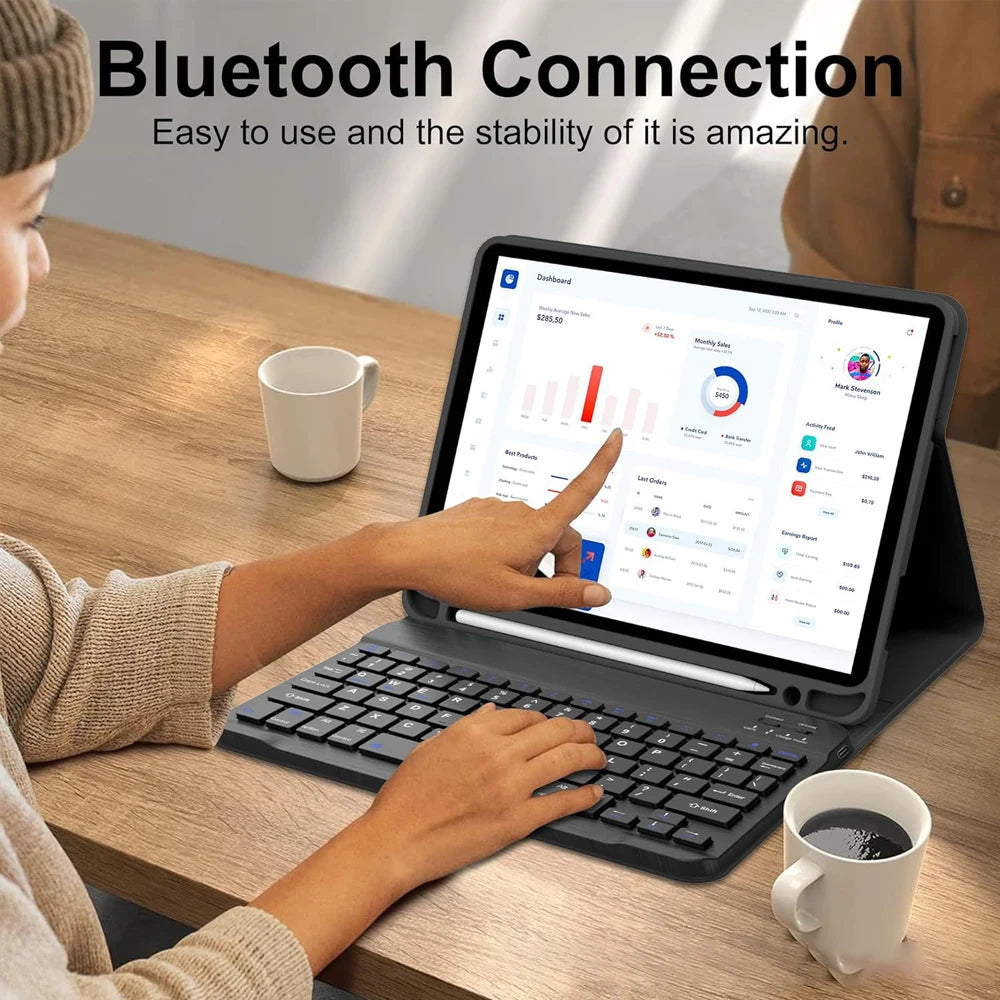 Una persona usa una laptop para interactuar con una interfaz de conexión Bluetooth en una pantalla de iPad.
