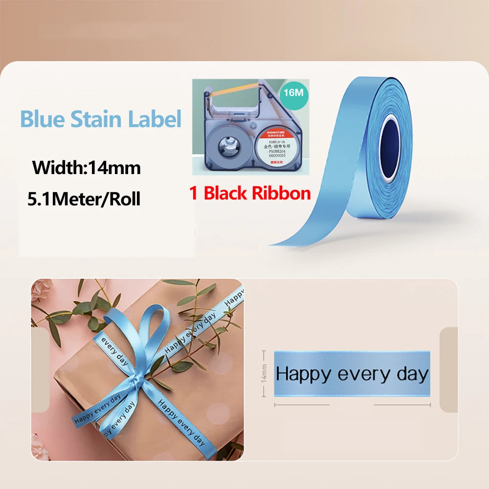 Un rouleau de ruban noir et une étiquette imprimée indiquant 'Happy every day' sur une boîte cadeau marron.