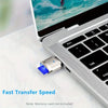 حاسوب محمول فضي مع قارئ بطاقة USB-C خارجي بجانب عرض لمياه المحيط.
