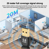 Un adaptador Bluetooth portátil emitiendo una señal en un entorno de oficina.