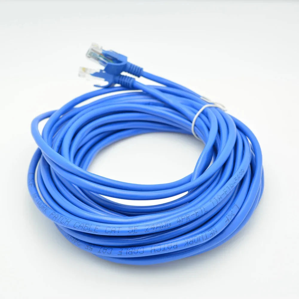 Cable de red Ethernet azul enrollado con conector RJ45.