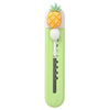 Helles grünes, ausziehbar-Multitool mit orangefarbener, an Ananas erinnernder Griff und weißer Klinge.