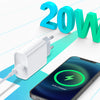 Weißes Netzteil und Kabel neben einem iPhone, das 20W schnelles Laden demonstriert.
