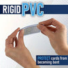 Manos protegiendo una tarjeta de doblarse con material de PVC rígido.