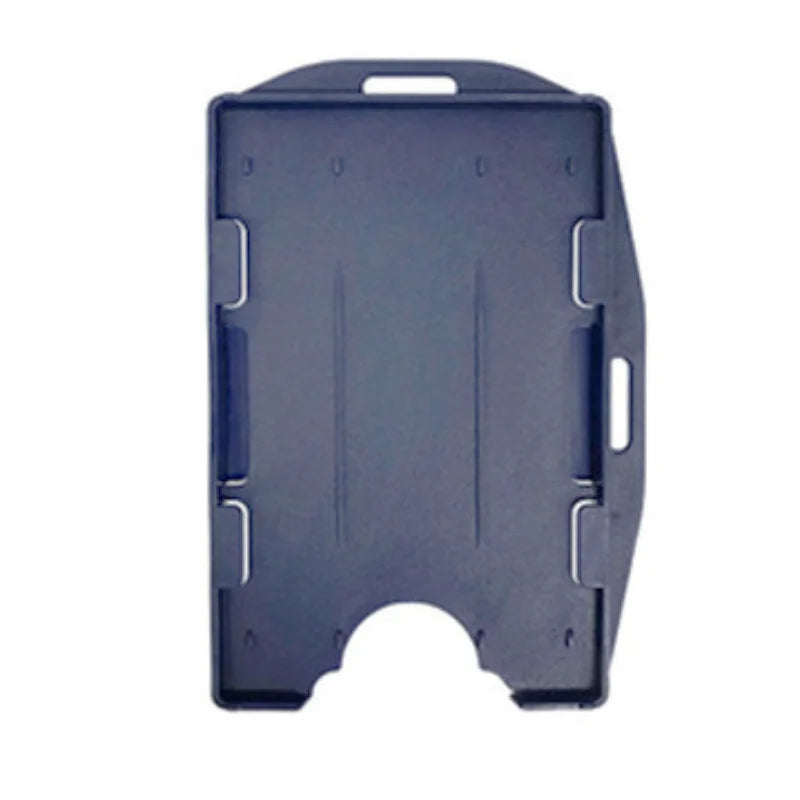 Porta credenciales de plástico azul oscuro con cubierta protectora y puntos de sujeción.