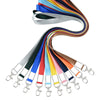 Una variedad de cordones de tela y soportes para credenciales coloridos exhibidos en forma de abanico.