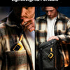 Un homme portant une chemise à carreaux tient un boîtier SSD portable noir avec un connecteur jaune.