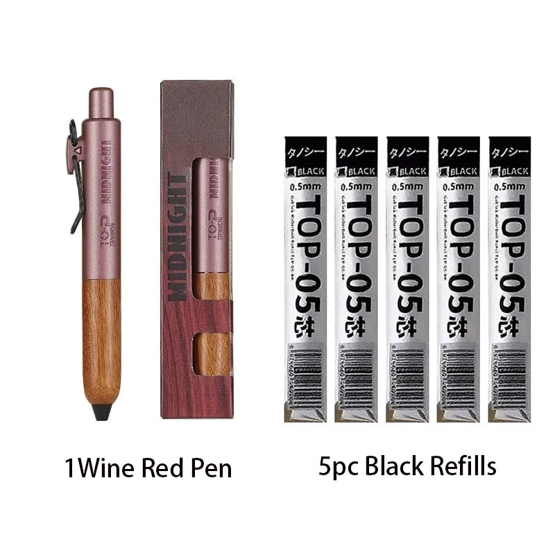 Un set de una pluma metálica roja y cinco recambios negros para un bolígrafo retro con agarre de madera.
