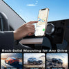 Eine Hand hält ein Smartphone, montiert in einem festen magnetischen Halter für das Auto in einem Fahrzeug.