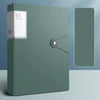 Carpeta verde A4 con hebilla plateada y 60 bolsillos para organizar documentos.