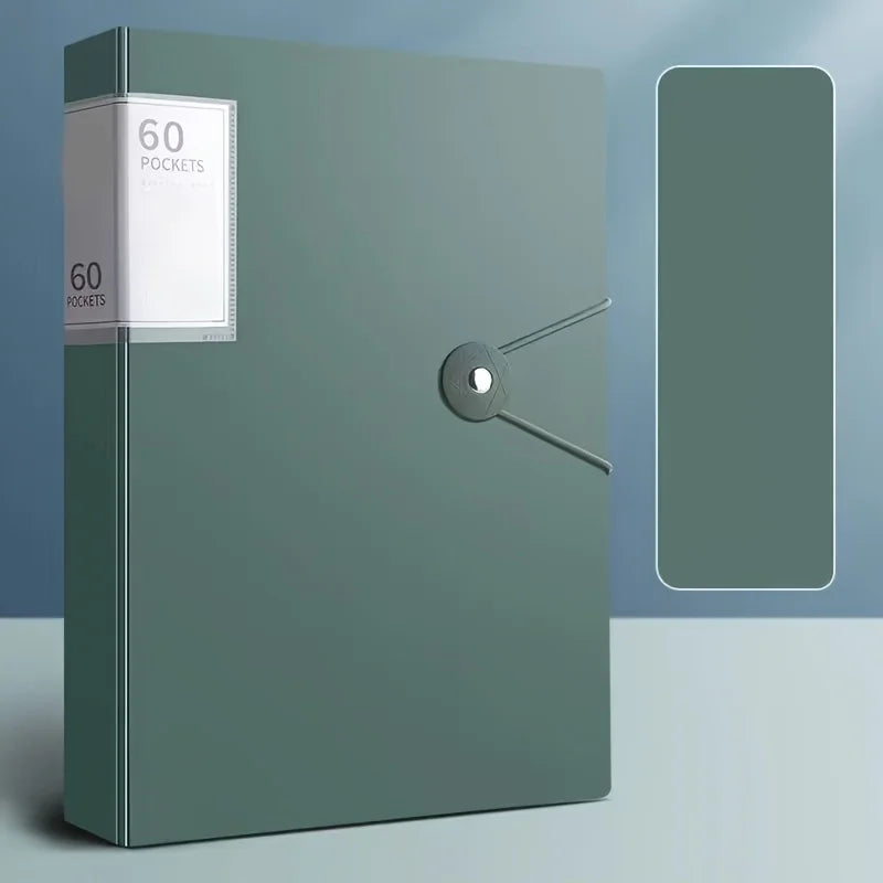 Carpeta verde A4 con hebilla plateada y 60 bolsillos para organizar documentos.