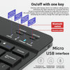 Gros plan d'un clavier et souris Bluetooth noirs universels montrant divers voyants et interrupteurs.