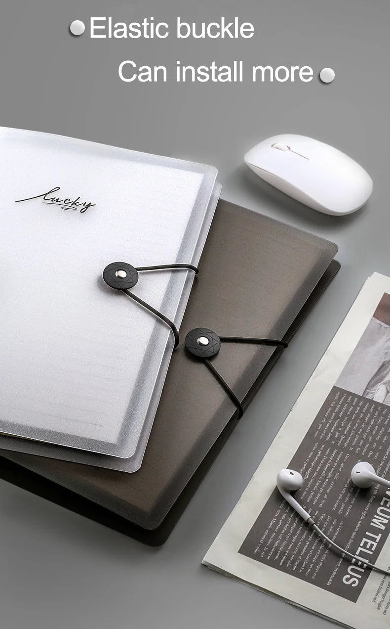 Une pile de carnets à feuilles détachées et une boucle élastique avec une souris d'ordinateur blanche sur un fond gris.
