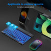 Combinación de teclado y mouse Bluetooth multilingüe con un smartphone y tableta de fondo.