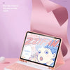 Pinkes magnetisches Leder-Tastaturl case, geöffnet, mit farbiger Illustration auf dem Bildschirm.