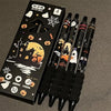 Ein Set von vier schwarzen Gelstiften mit Halloween-Designs in einer Box.