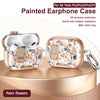 Estuche de audífonos de silicona pintado con estampado floral para AirPods Pro, mostrado en un soporte dorado.