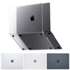 Ein Stapel Schutzhüllen für ein MacBook Pro Laptop in Silber und Dunkelgrau.