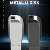 Zwei Metall-USB 3.0-Laufwerke nebeneinander vor dunklem Hintergrund