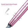 Primer plano de un rotulador eléctrico profesional rosa para tatuajes permanentes con ajuste de profundidad de aguja.