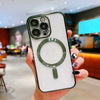 Eine Hand hält eine klare magnetische kabellose Handyhülle für ein iPhone mit Kamerabesorgung.