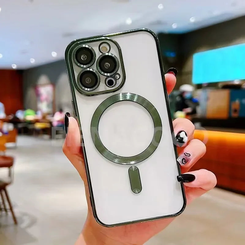 Eine Hand hält eine klare magnetische kabellose Handyhülle für ein iPhone mit Kamerabesorgung.