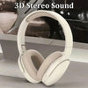 Une paire d'écouteurs sur-auriculaires blancs avec un design rembourré