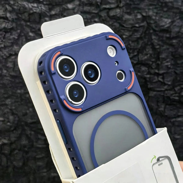 Vista cercana de una funda magnética de silicona esmerilada azul para iPhone, mostrando el módulo de cámara y la pantalla.