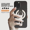 Une main tient un smartphone noir avec un support magnétique en silicone blanc fixé à l'arrière.