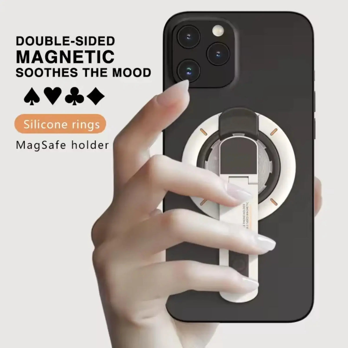 Une main tient un smartphone noir avec un support magnétique en silicone blanc fixé à l'arrière.
