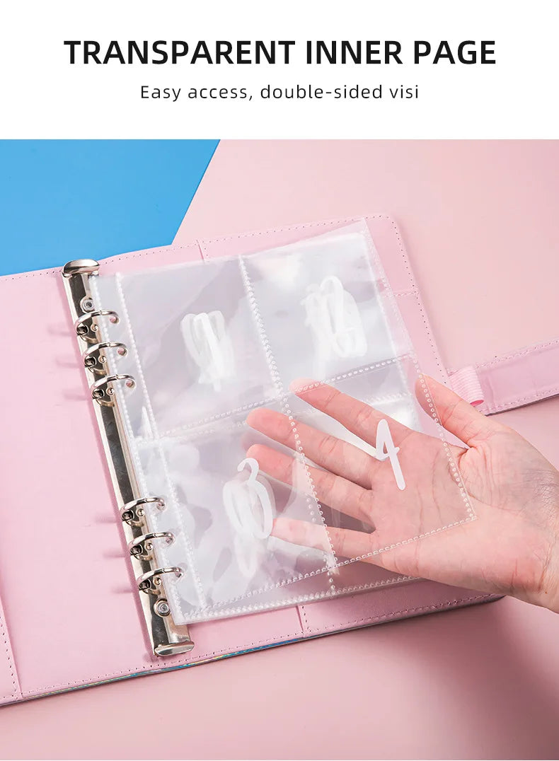Eine Hand hält eine offene, transparente Innenseite eines rosa Ordners, die doppelseitige Sichtbarkeit zeigt.