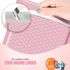 Eine Hand steckt ein silbernes Siegel in einen rosa Poly-Luft봉, was die Haltbarkeit des Produkts demonstriert.