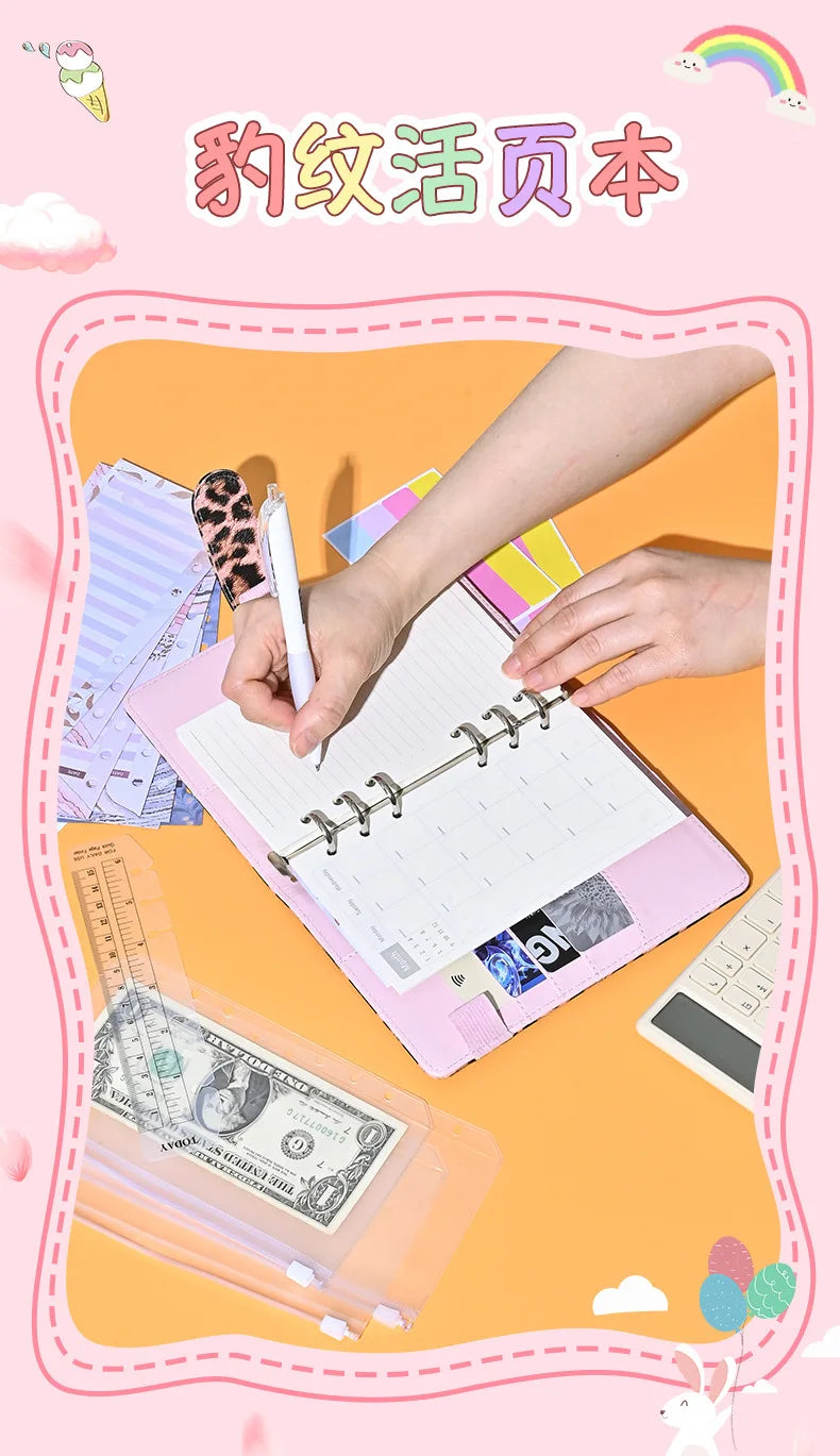 Eine Hand schreibt in einem rosa Planer neben Bargeld und einem Taschenrechner auf orangem Hintergrund.