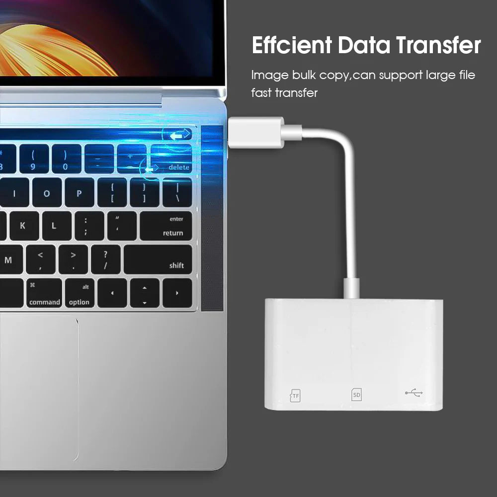 Un adaptador blanco conecta un puerto USB-C a un lector de tarjetas SD para una transferencia de datos eficiente.